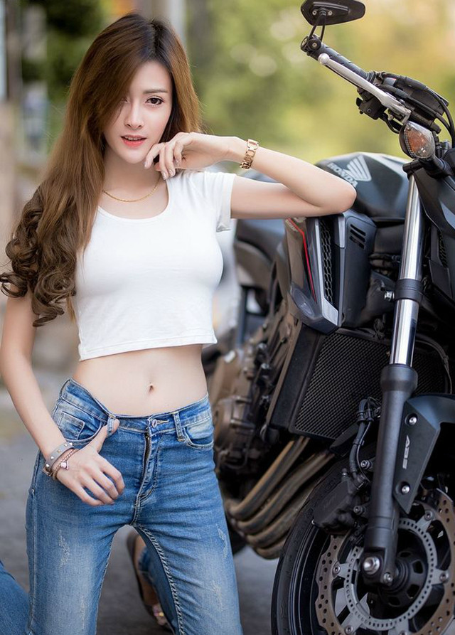牛仔裤女郎,在摩托车上完成此动作后,毫无疑问,开到哪都很时尚