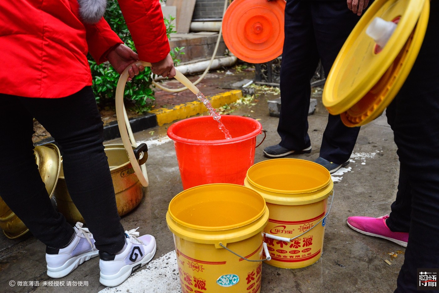 500户居民停水四天,大爷大妈自备各种盛水容器