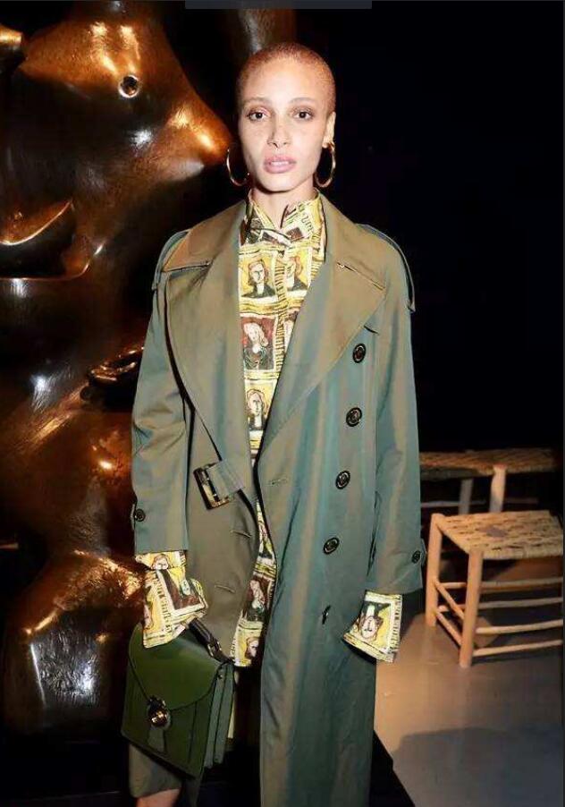 光头超模满脸雀斑,跟美人毫不沾边,却拿下"年度模特"桂冠