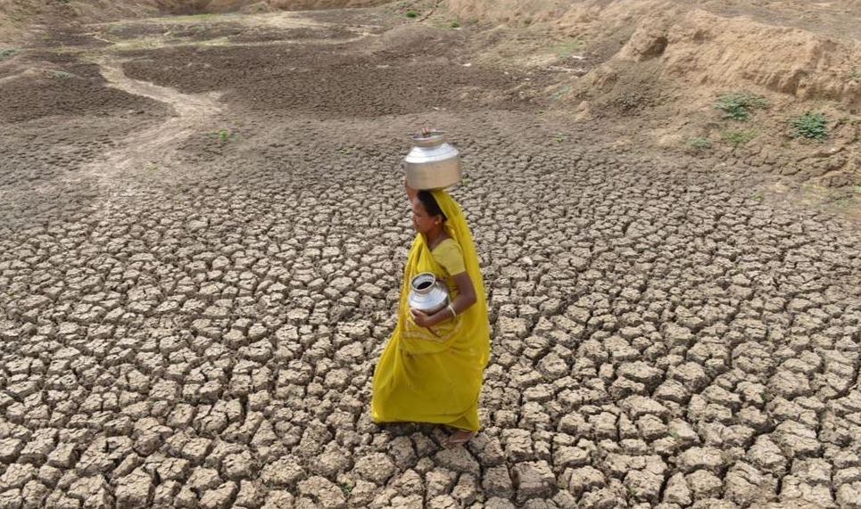 印度严重缺水一男子自己动手挖井只为妻儿能喝水不再看人白眼
