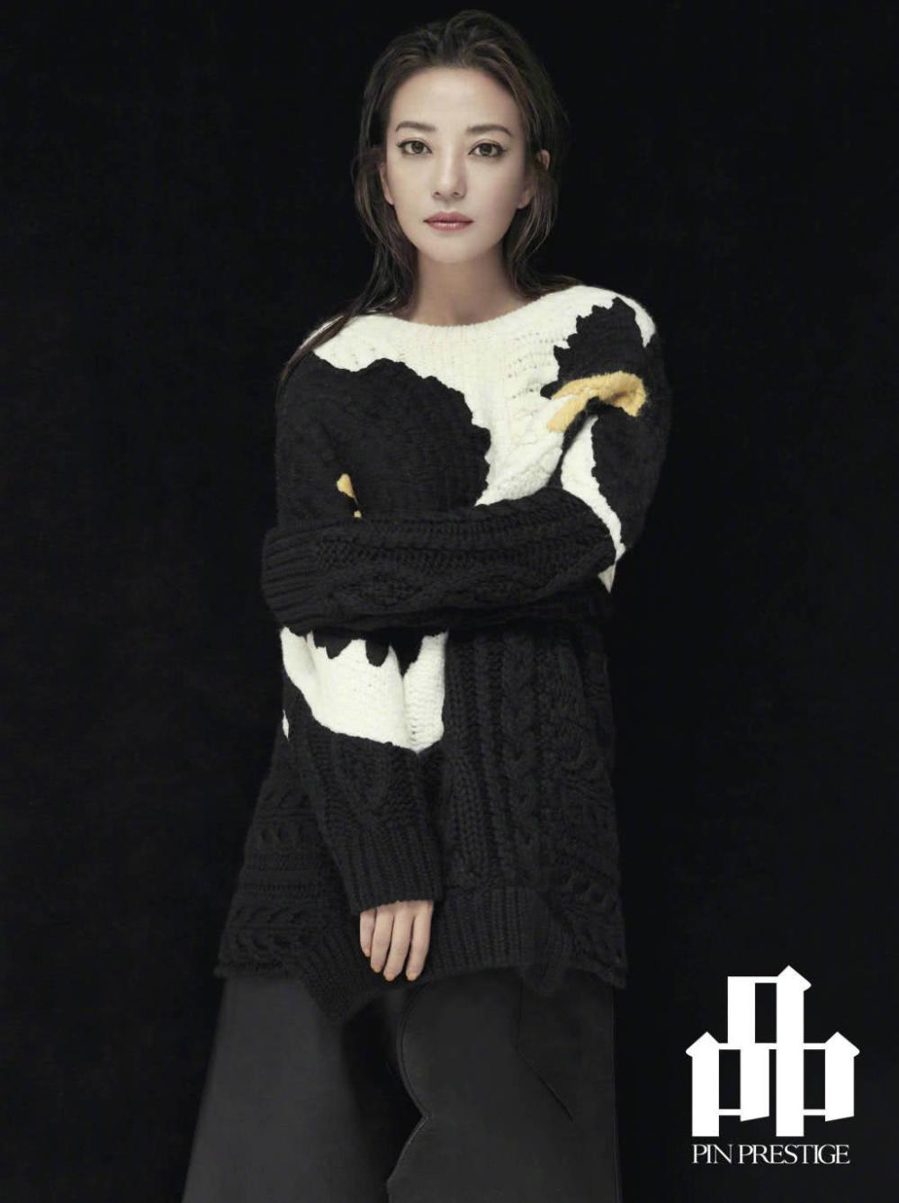 赵薇霸气油头发型登杂志封面,把居家毛衣穿出霸总感也只有她了