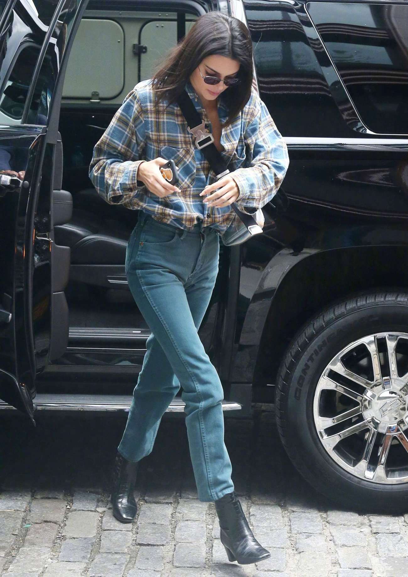 肯豆kendalljenner身穿格子衬衫和大姐kourtneykardashian在纽约