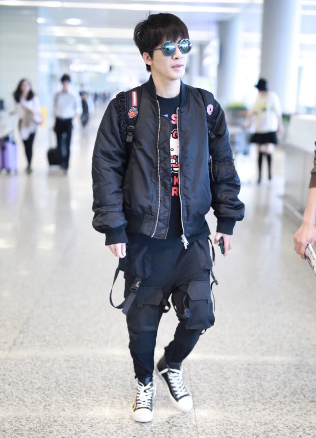 大张伟不愧是人间精品,外面打扮大老爷们,里面像个小女孩!