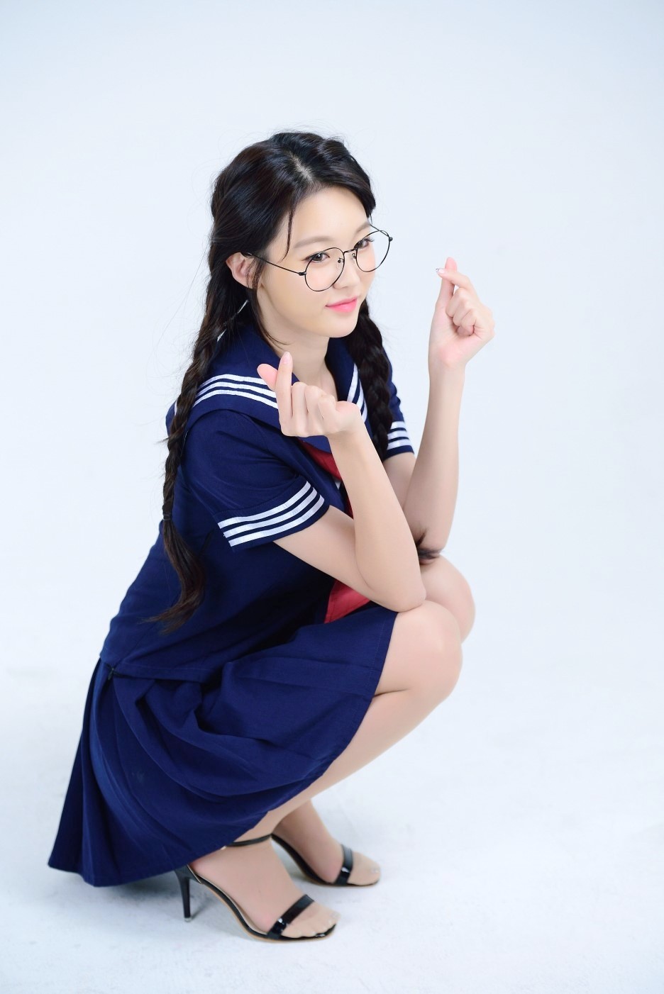 一个青春美丽朦胧可爱的小辫子女孩