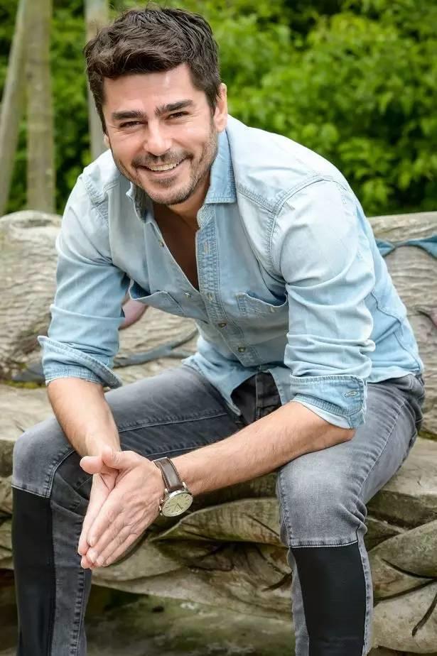 大龄英国剩女网恋帅哥模特竟被骗, 得知真相后对骗子由衷感谢