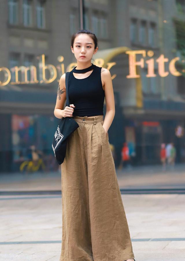 路人街拍长相清新身材好的妹子格外的时尚靓丽迷人