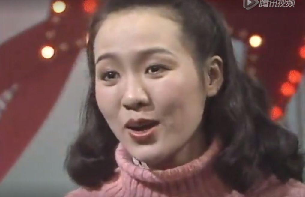 60岁郑绪岚近照曝光脸部僵硬面目全非曾唱牧羊曲大火