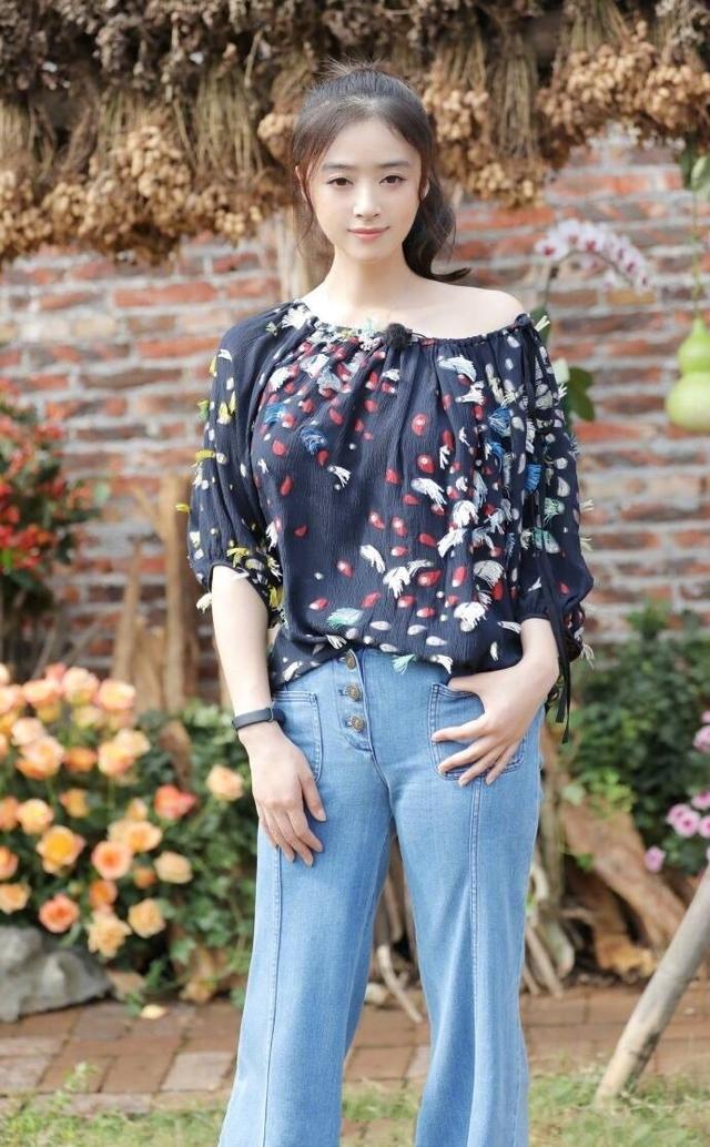 蒋欣瘦成这般少女模样:身穿粉红色小衬衫,下身搭个白色超短裙