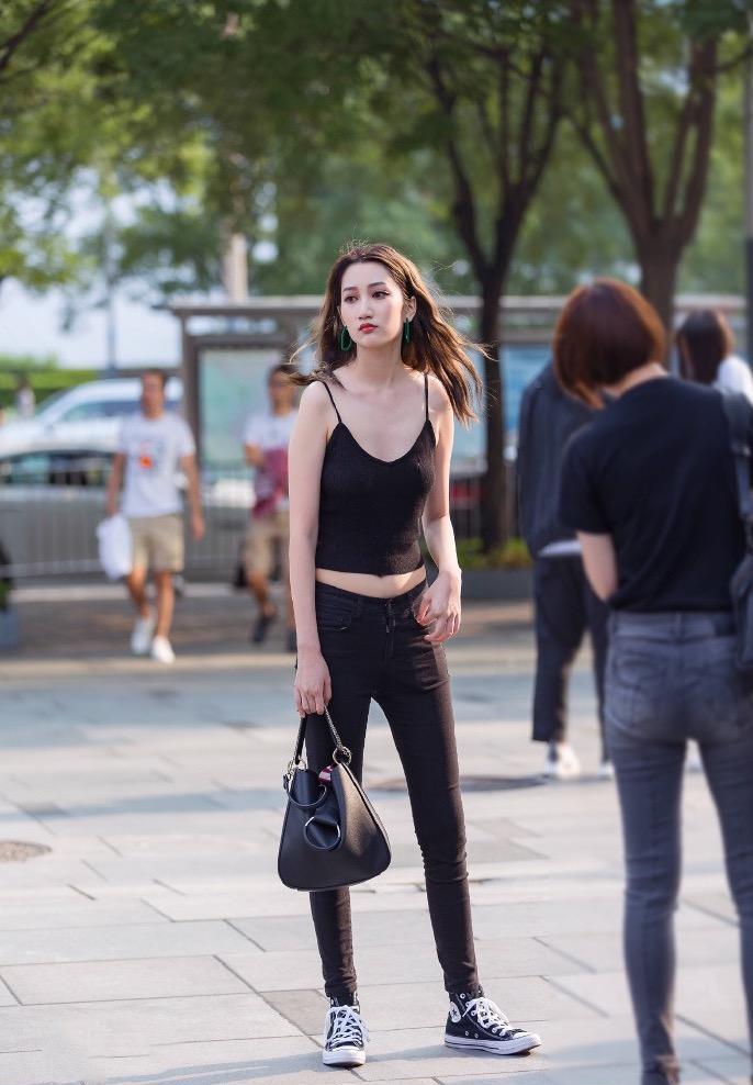 街拍喜欢这类女孩帆布鞋是永恒的经典