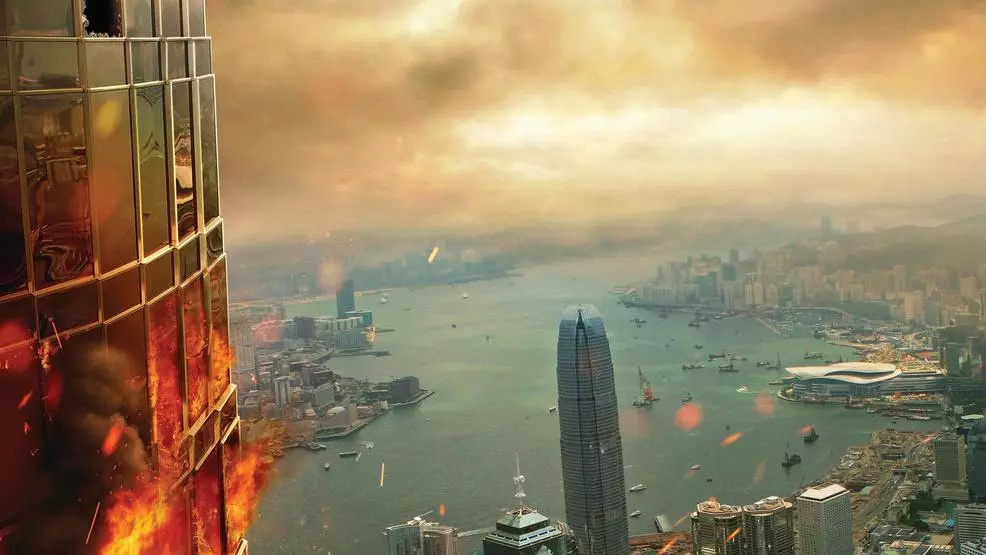 用巨石强森的身体从千米高空飞身一跃