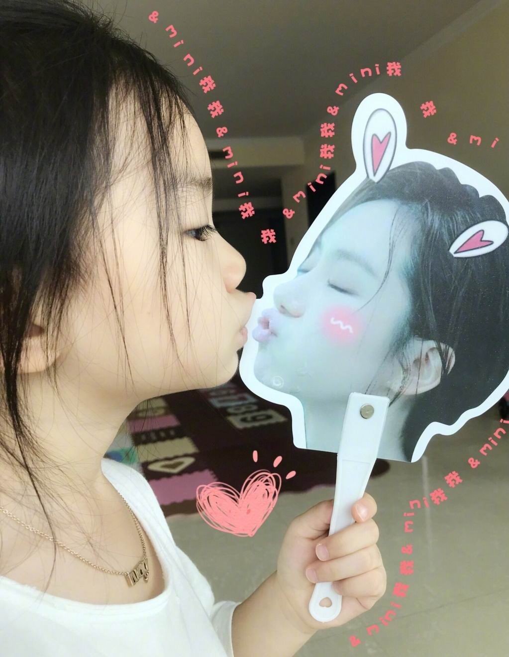 文/黄鑫亮最近戚薇的女儿lucky可爱的长相以及与戚薇一模一样的说话