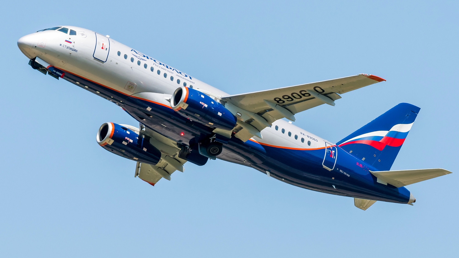俄罗斯苏霍伊也可以研制民航飞机这就是ssj100型中型民航客机