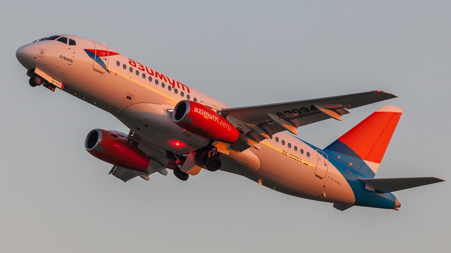 俄罗斯苏霍伊也可以研制民航飞机这就是ssj100型中型民航客机