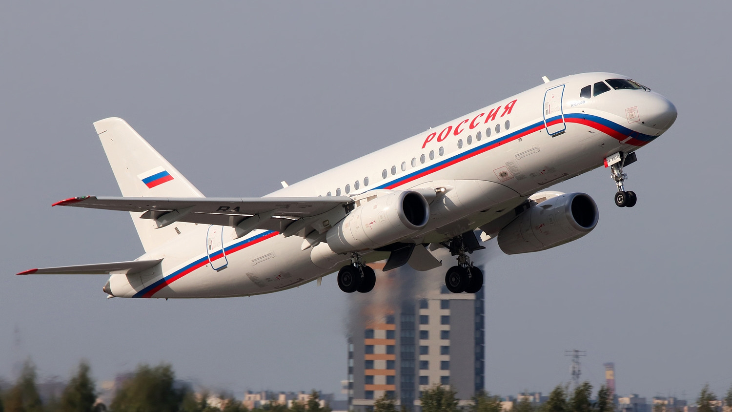 俄罗斯苏霍伊也可以研制民航飞机这就是ssj100型中型民航客机