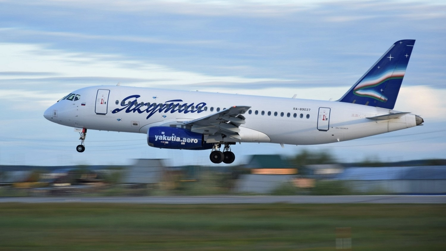 俄罗斯苏霍伊也可以研制民航飞机这就是ssj100型中型民航客机