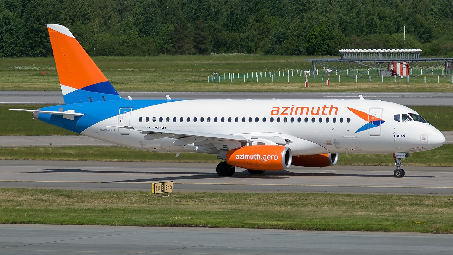 俄罗斯苏霍伊也可以研制民航飞机这就是ssj100型中型民航客机