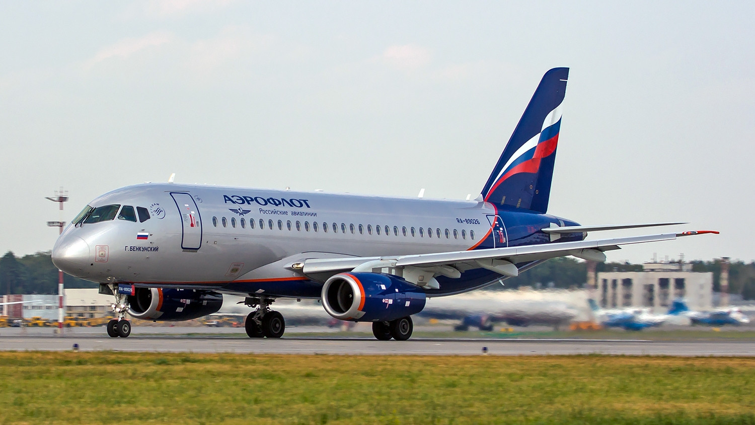 俄罗斯苏霍伊也可以研制民航飞机这就是ssj100型中型民航客机