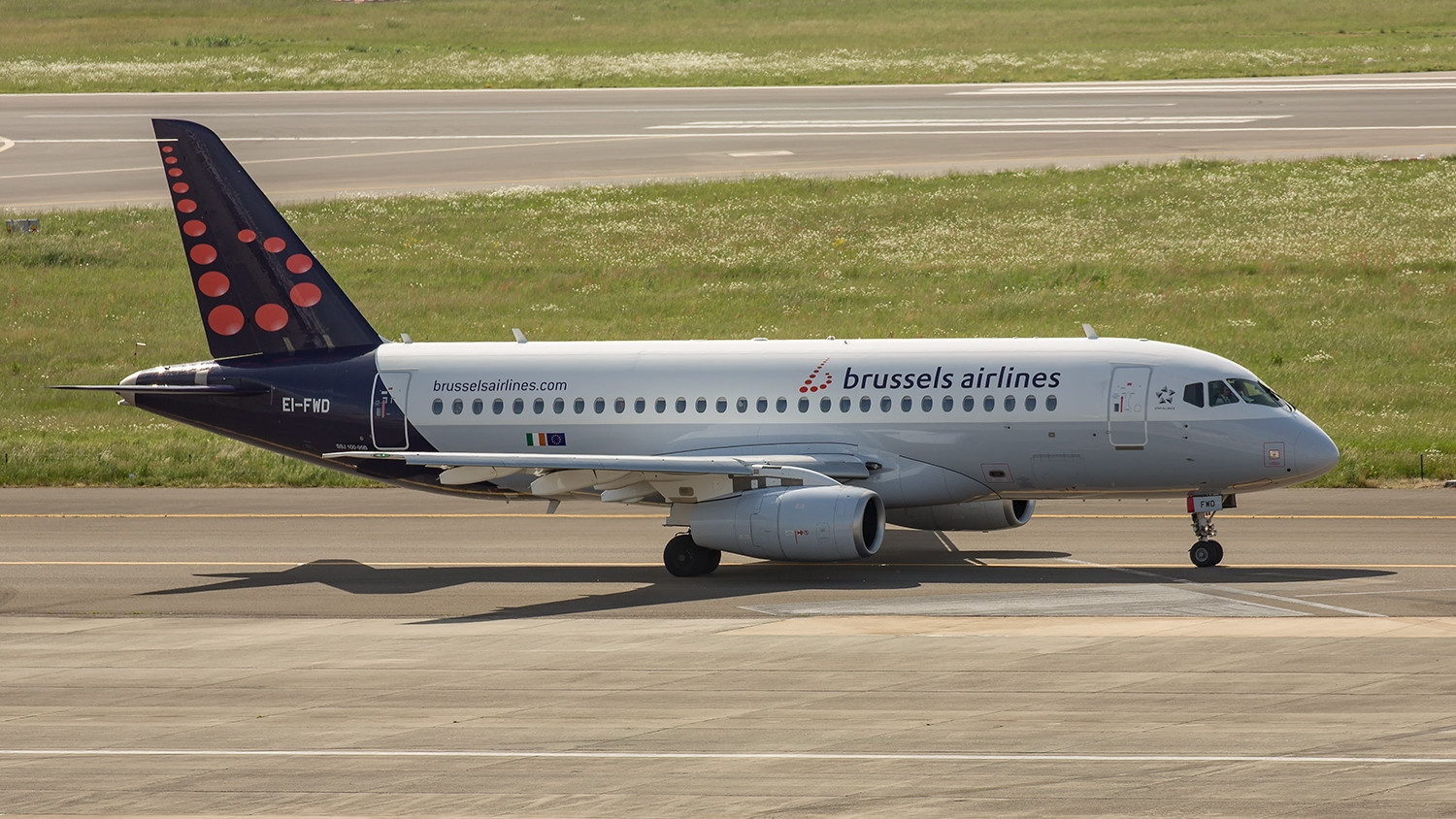 俄罗斯苏霍伊也可以研制民航飞机这就是ssj100型中型民航客机