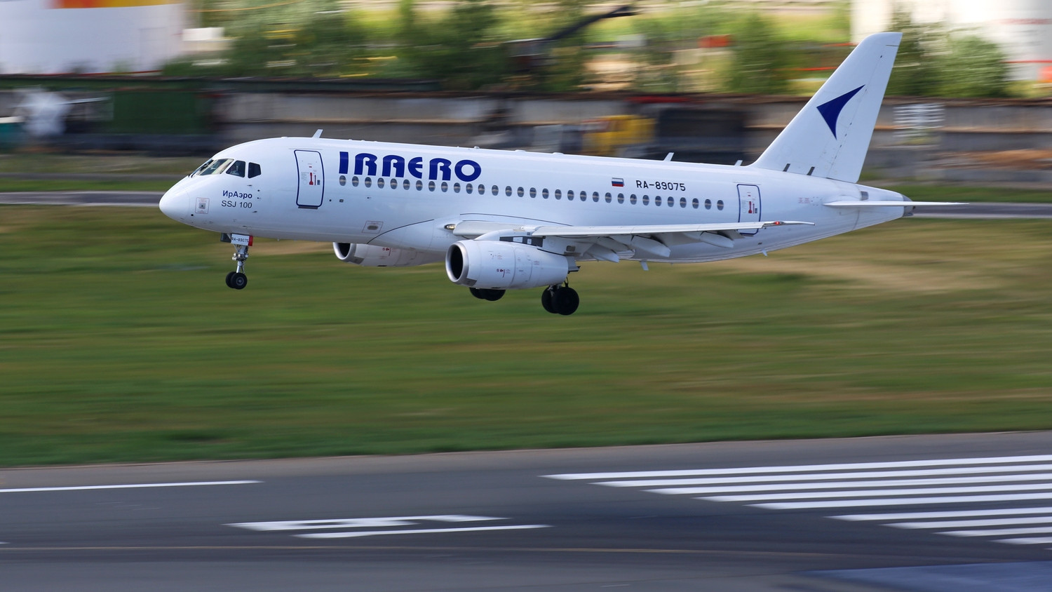 俄罗斯苏霍伊也可以研制民航飞机这就是ssj100型中型民航客机