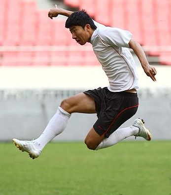 他曾是国足希望之星,29岁巅峰即退役,如今31岁靠卖水果年入百万