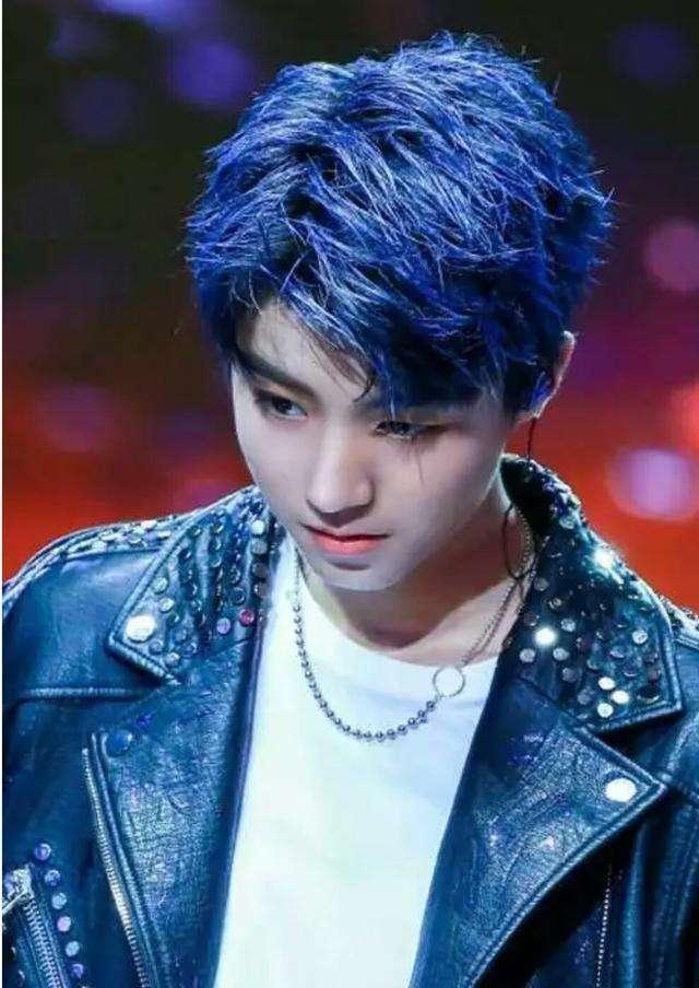 王俊凯首次挑战染发荷尔蒙爆棚,杨洋帅的像精灵