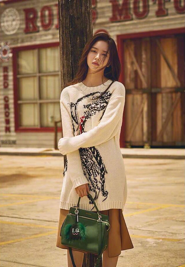 韩星金所泫出席活动,白色收腰连衣裙,微笑比心遭讽刺:大饼脸|金所炫