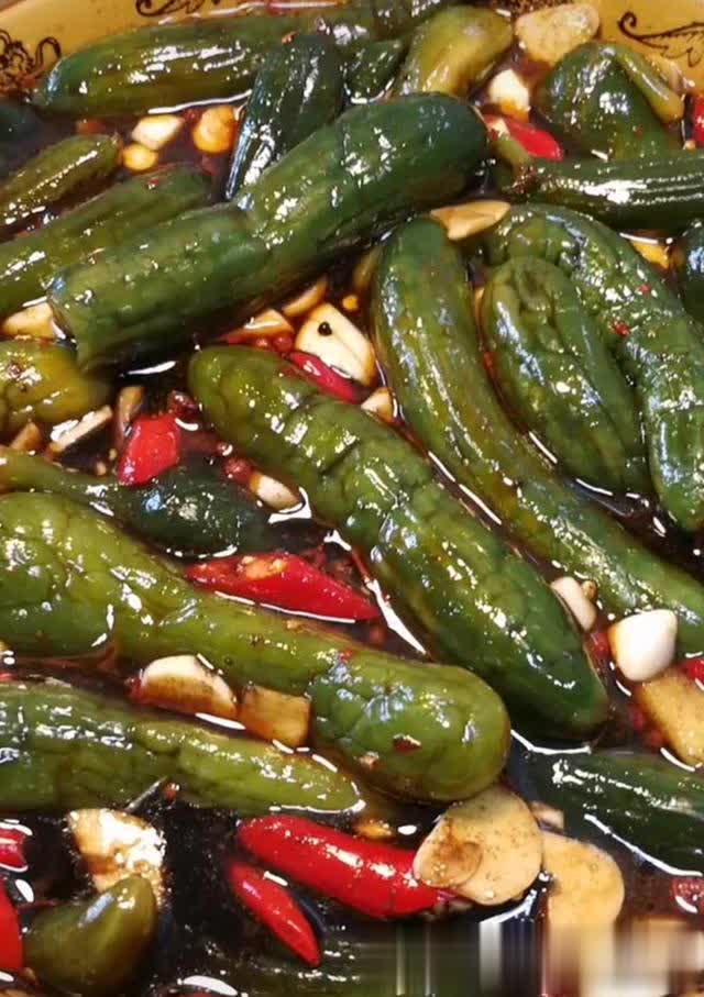 在外面买的咸菜,实在是吃着不放心,就自己在家腌制了一点小黄瓜,吃