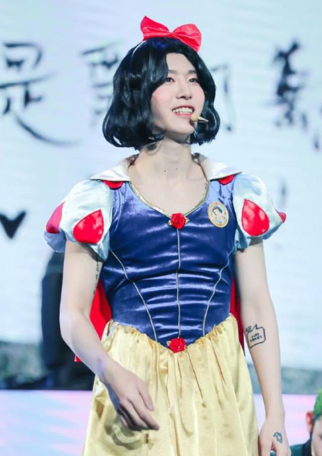 范丞丞cos白雪公主暴露身材缺陷了,网友:垮的可爱!