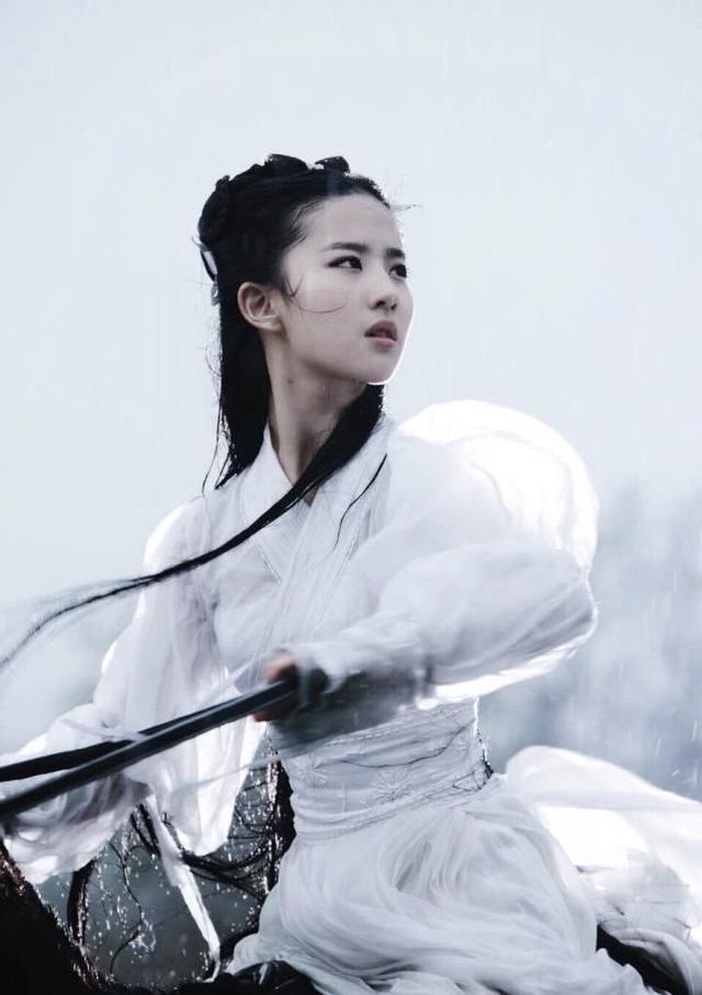 新版小龙女剧照被吐槽,这只是在模仿刘亦菲而已,你们觉得呢?