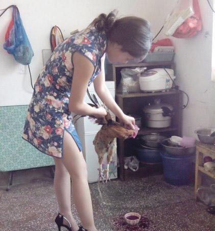 老婆,亲自下厨杀鸡给我补身体,样子好美!