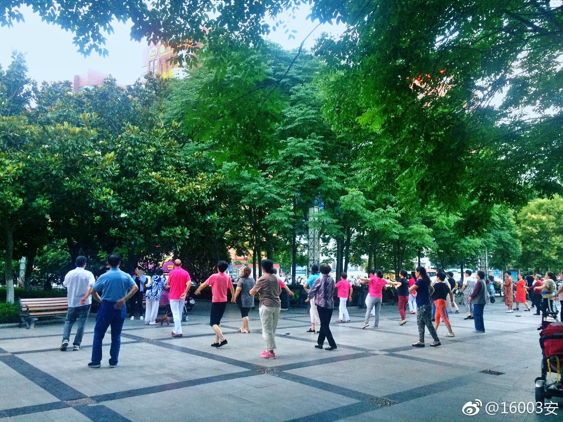 傍晚滨河公园跳广场舞的人们