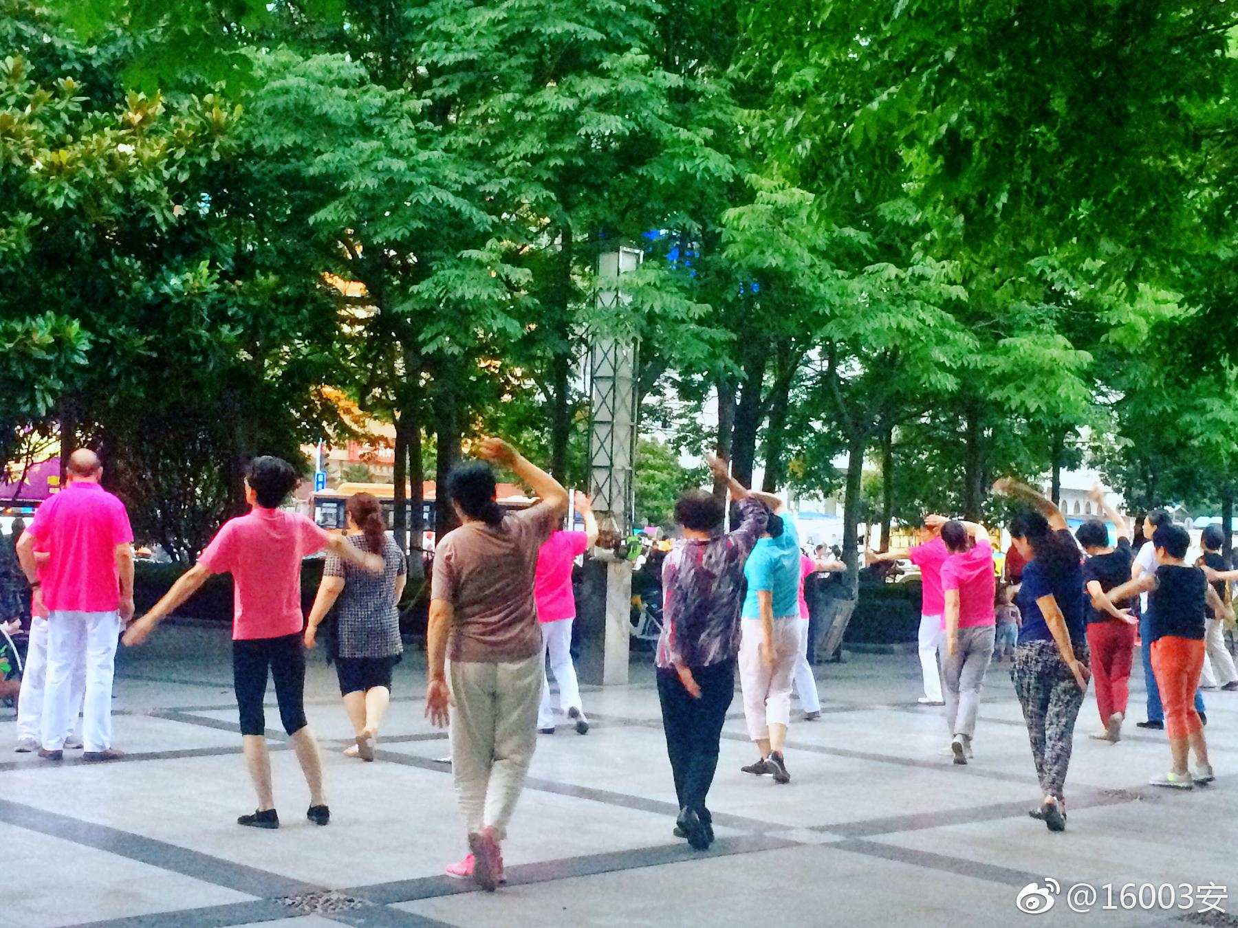 傍晚,滨河公园跳广场舞的人们|滨河公园|广场舞|白衣|太极|低调_新浪新闻