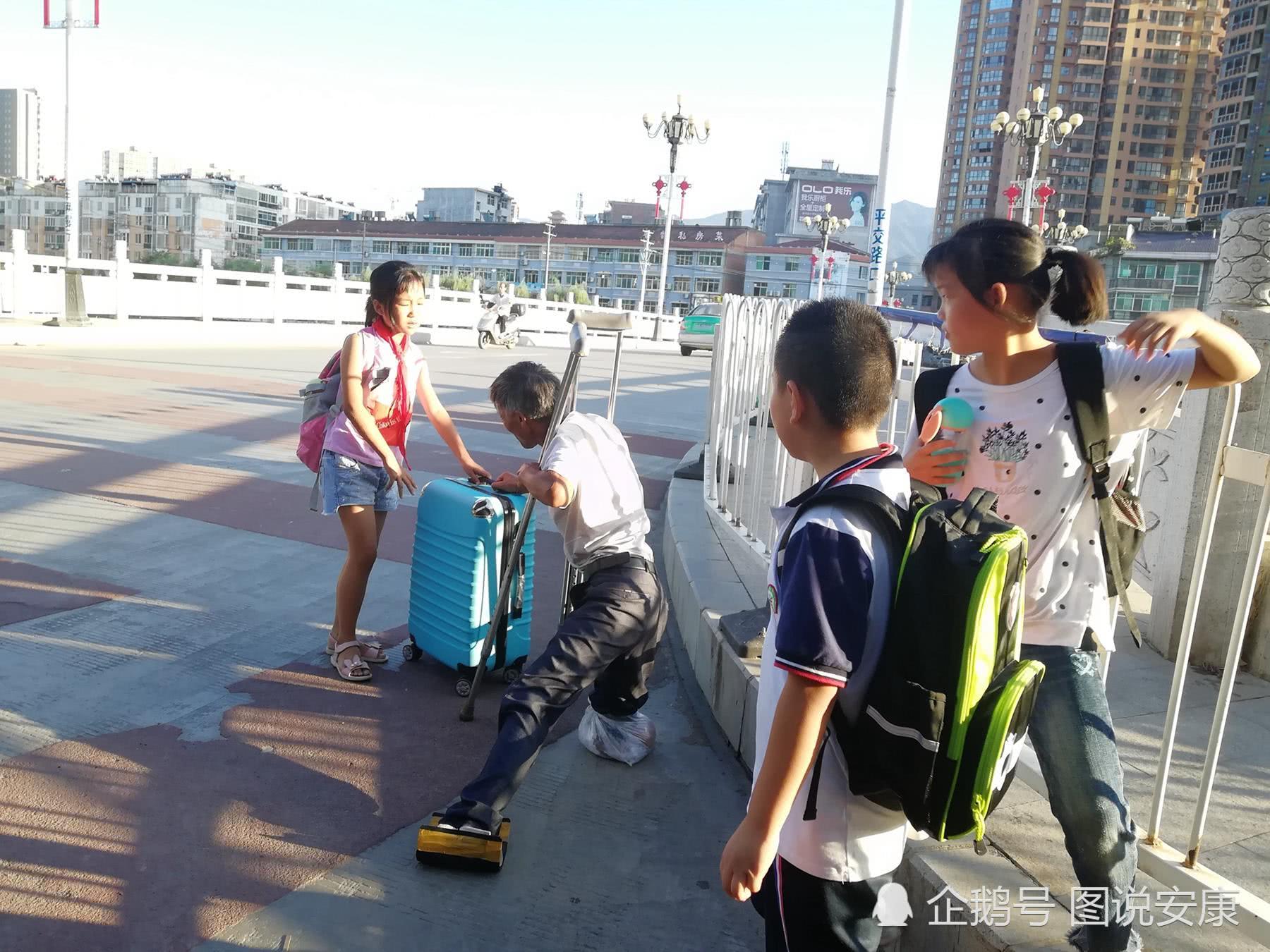 残疾男子下错车流落陕西 路遇小学生热情帮助感动流泪