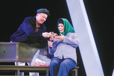 后来还与郭达表演了《换大米》,颇受观众欢迎.