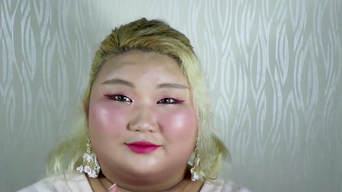 大圆脸丑女素颜没人敢娶, 化妆后变美女, 我都要心动了