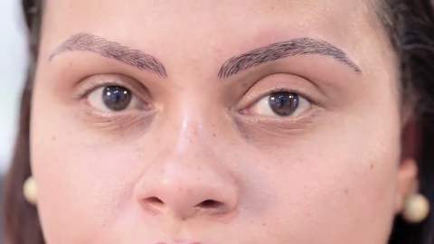 大妈去纹眉毛, 上刀的瞬间, 我发誓再不去美容院了