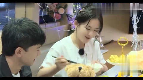 张杰一脸宠溺的看着谢娜吃饺子娜娜表示幸福的精神恍惚了