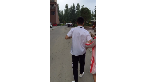 帅哥跑得鞋都掉了,美女看蒙了!