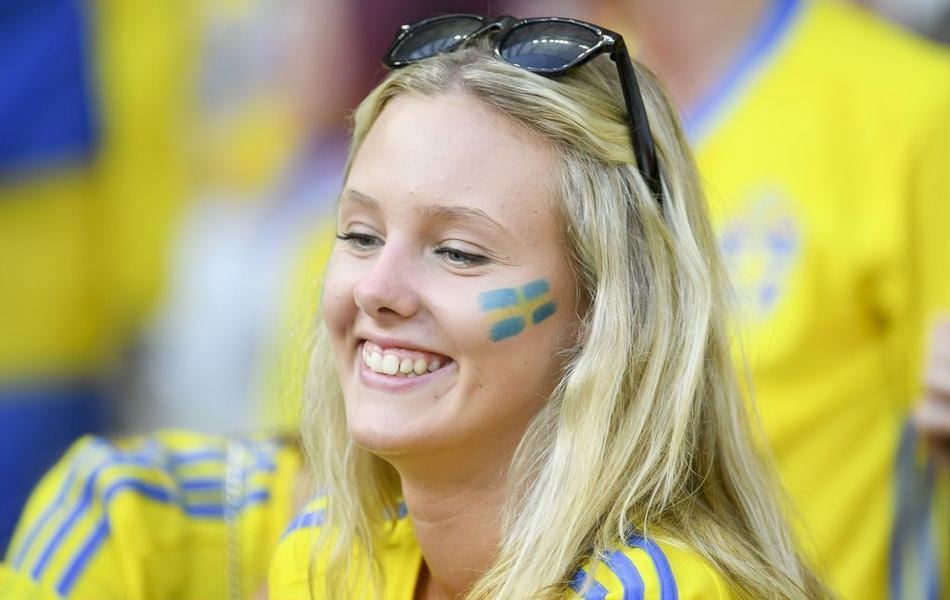 世界杯瑞典球迷的黄色主色弥漫赛场, 这些女球迷就是瑞典队旗帜!