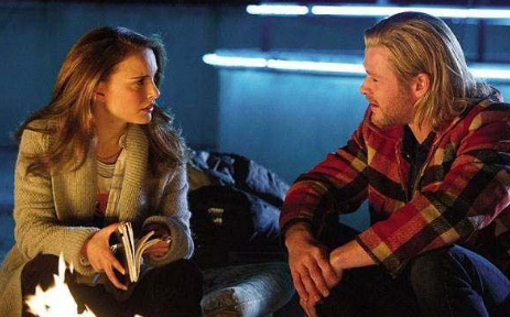 然而在雷神3中,编剧却给雷神安排了一个绯闻女友女武神!