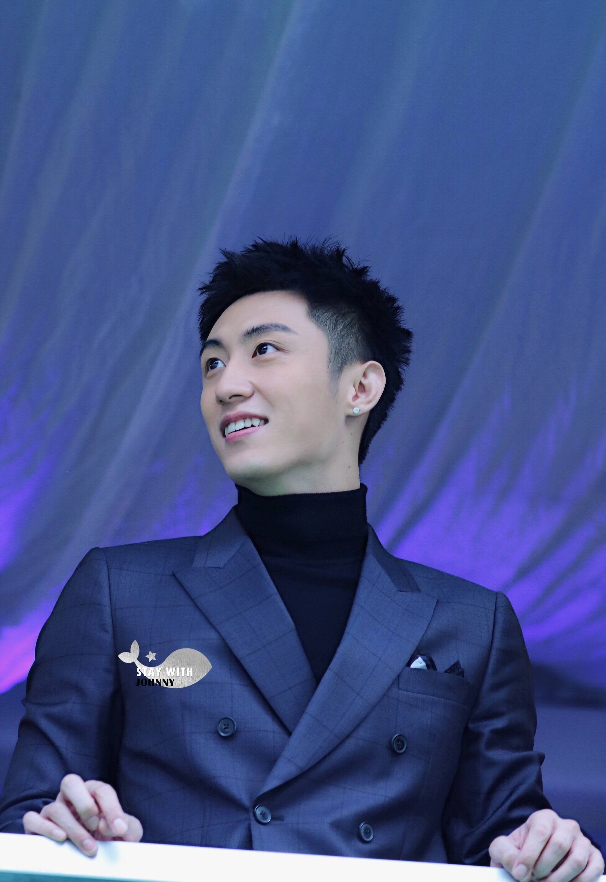 黄景瑜正装杀,满脸笑意的牵着马儿,举止投足散发迷人魅力