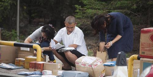 现在快递员兼职送外卖, 他们月入过万, 白领: 我