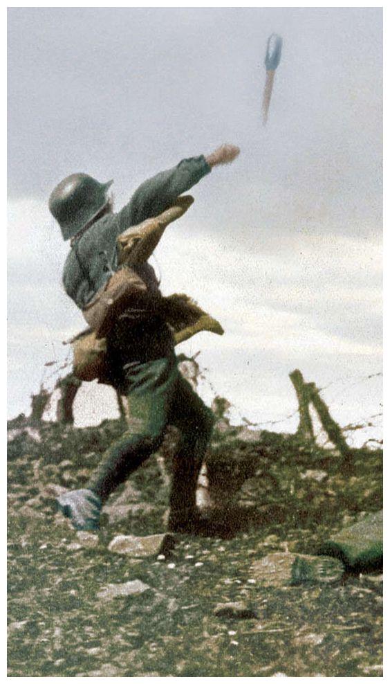 佩有防毒面具且手持1916型木柄手榴弹的德军士兵.