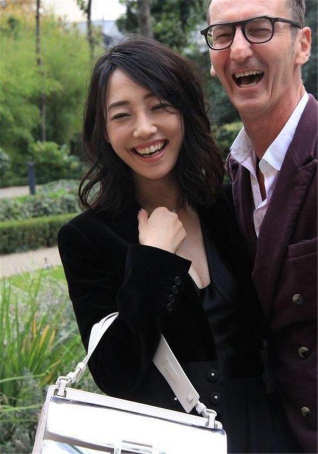 白百何终于露面了!与神秘男子关系亲密,可谁注意到她的另一只手