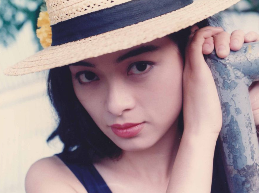 她曾红极一时,因《天龙八部》被人铭记,却因丑闻被雪藏今成这样