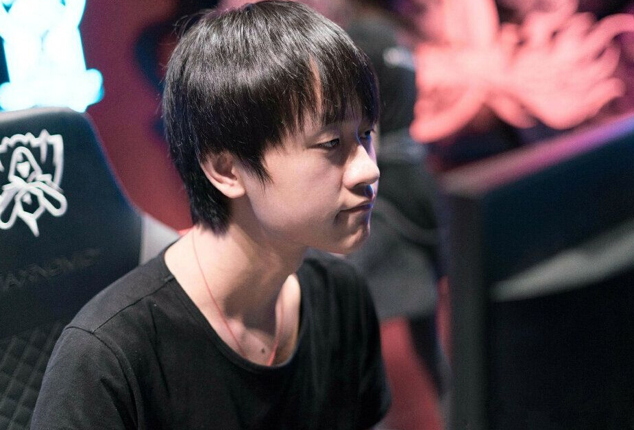 rng小明夺冠后并未休息仍坚持训练 他的态度让khan自愧不如