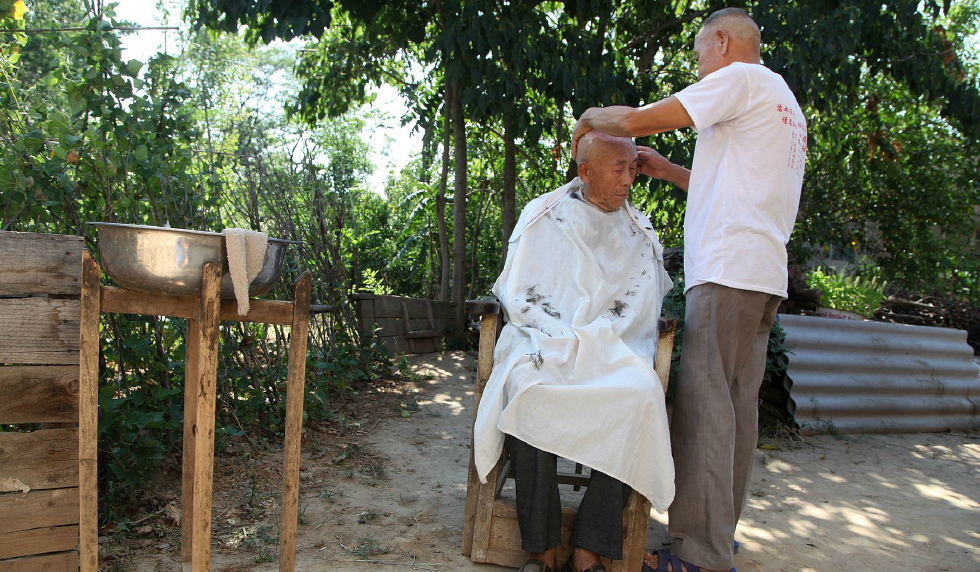 77岁农村老人开理发店,不为挣钱图什么