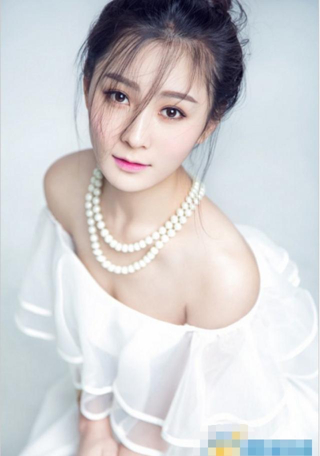 17岁出道, 在《古剑奇谭》里分饰两角被关注, 如今因一部剧大热