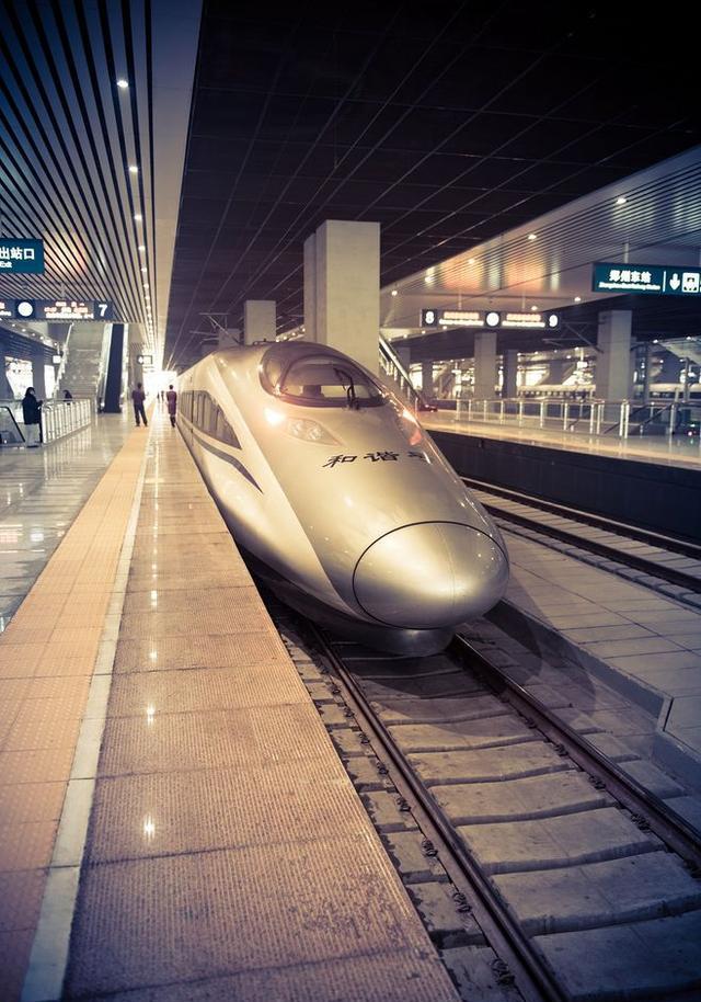 1月5日,由蚌埠开往广州的一组高铁列车到达合肥站,一名人民教师因其