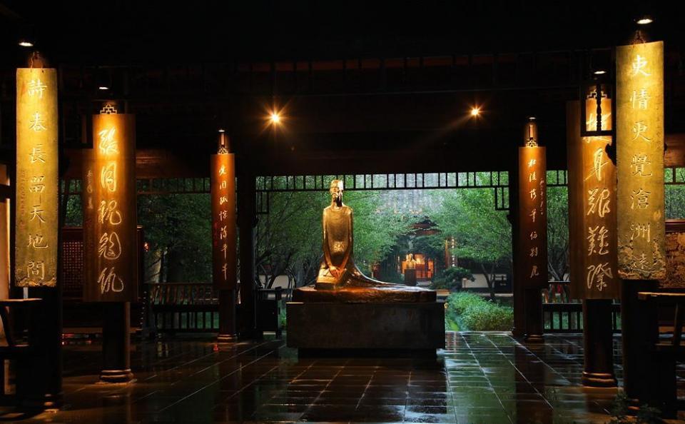 杜甫草堂坐落成都市西门外的浣花溪畔,是中国唐代大诗人杜甫流寓成都